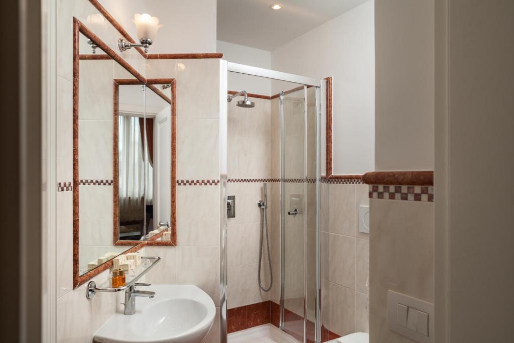 Koupelna v ubytování Hotel Executive
