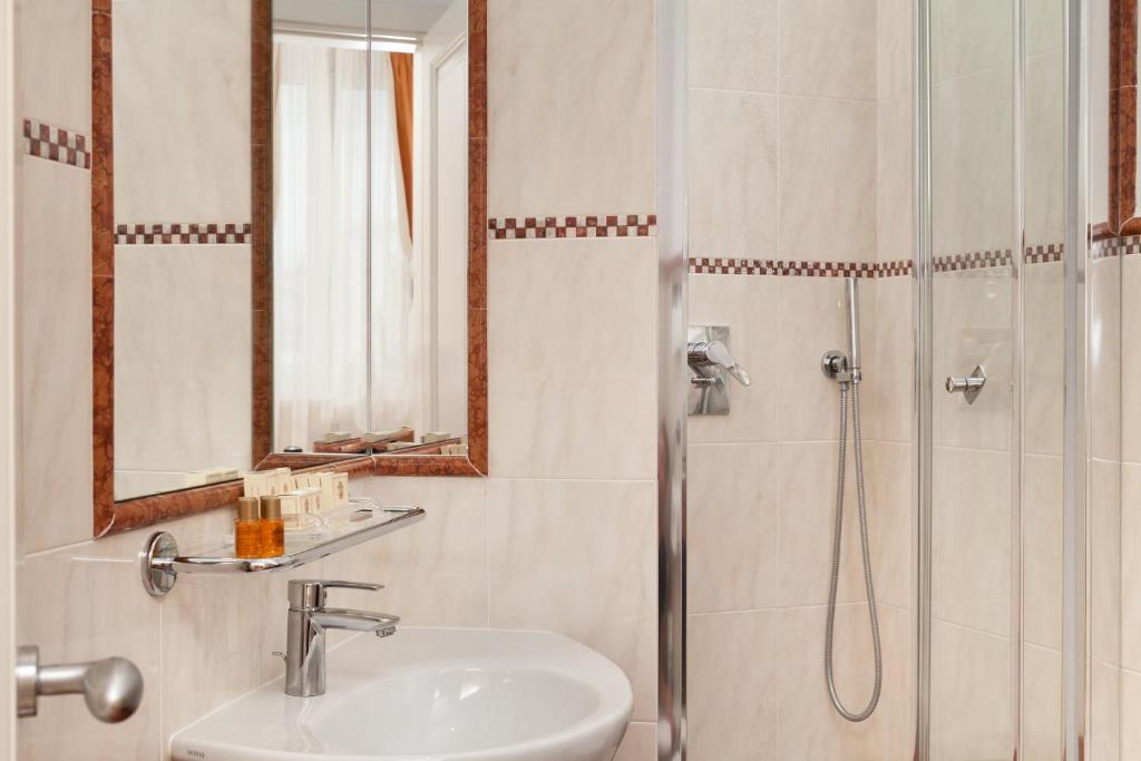 Koupelna v ubytování Hotel Executive