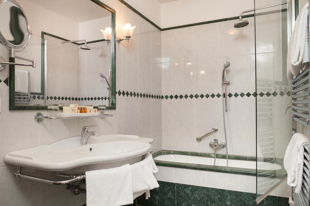 Koupelna v ubytování Hotel Executive