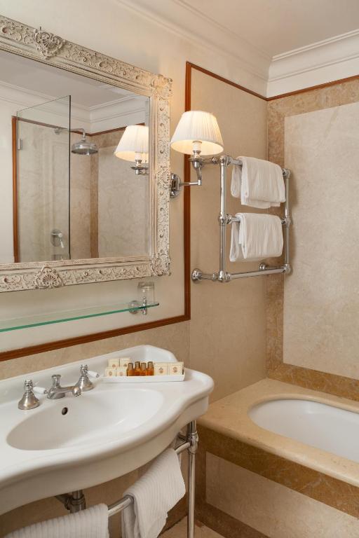 Koupelna v ubytování Hotel Executive