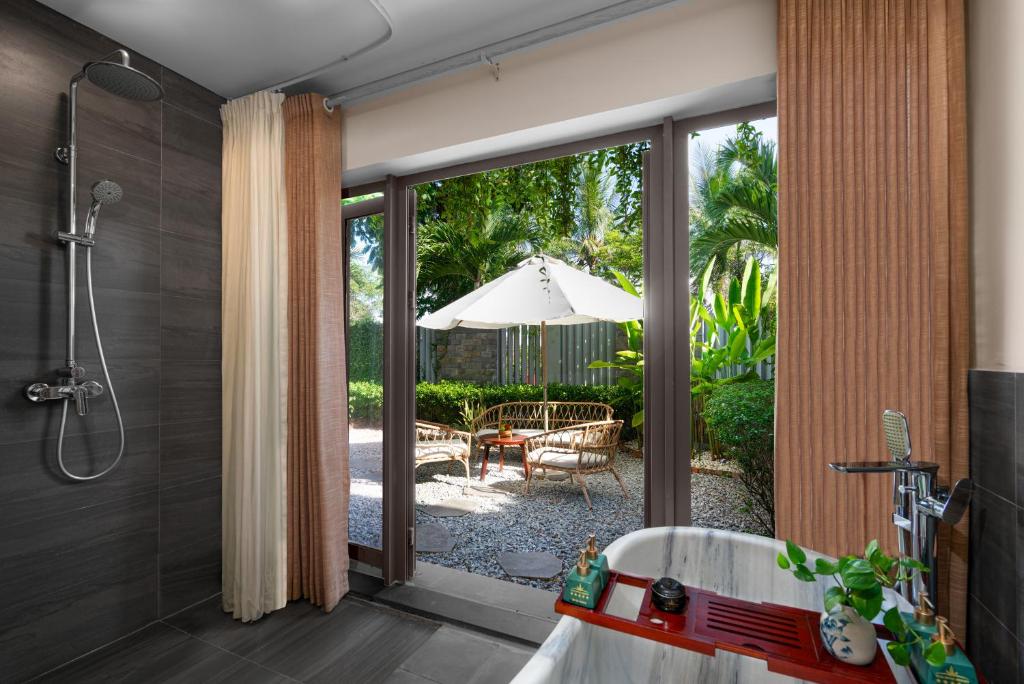 Two-Bedroom River Villa with Bathtub