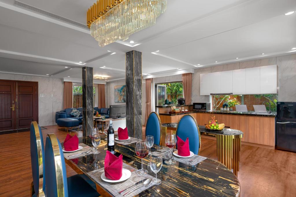 Presidential Suite with Bathtub