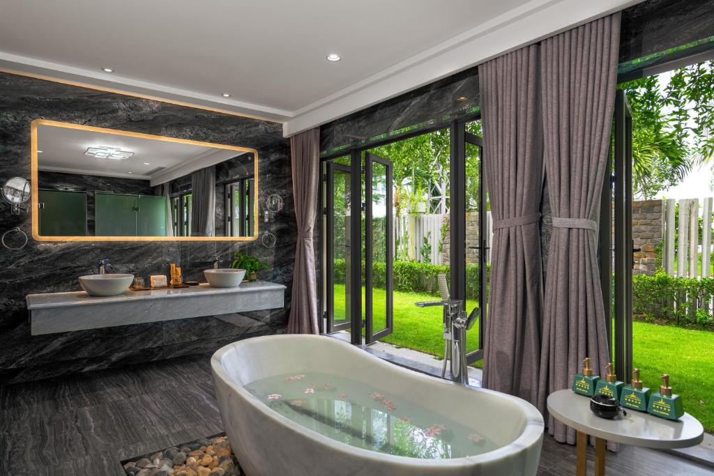 Presidential Suite with Bathtub