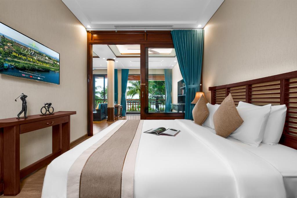 Presidential Suite with Bathtub