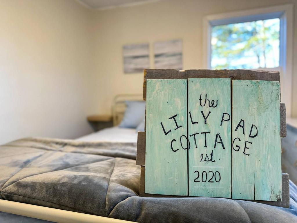 ein Schild auf einem Bett in einem Zimmer in der Unterkunft Peaceful Lily Pad Cottage In Hubbards in Hubbards