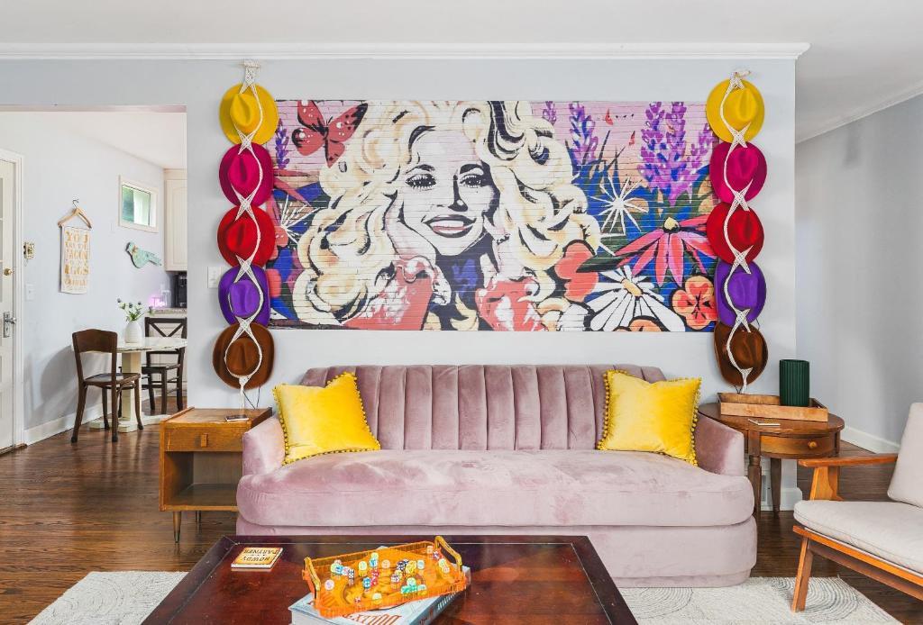 Posezení v ubytování Nashville Gem Grill Mini Pickleball Sleeps 12