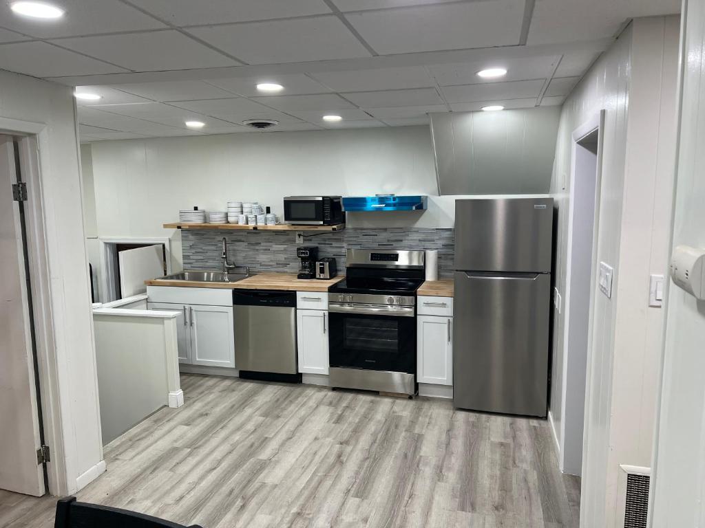 a kitchen with stainless steel appliances and white cabinets at Grand Bella Niagara 5BR 2BATH Close to Falls in Niagara Falls