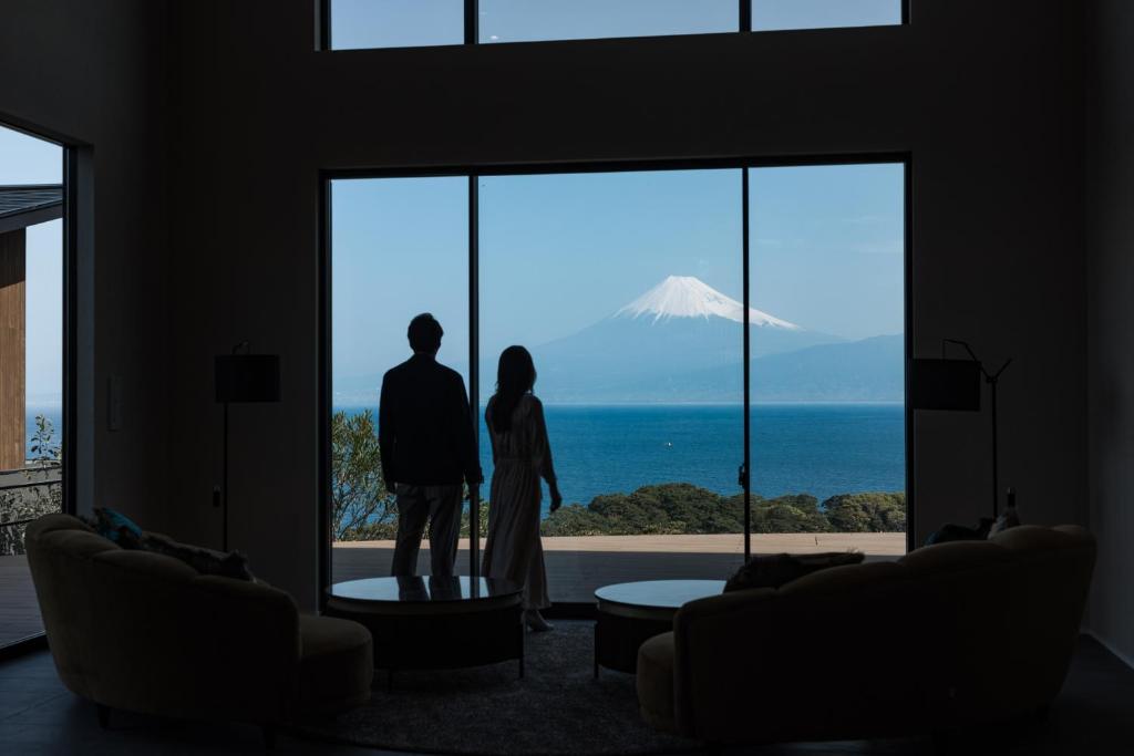 沼津富士青藍的一对夫妇望着窗外的山
