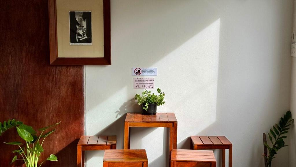 una mesa con una maceta encima. en Baan PadSeeEw - Rooftop Riverview 2nd floor, en Thonhuri