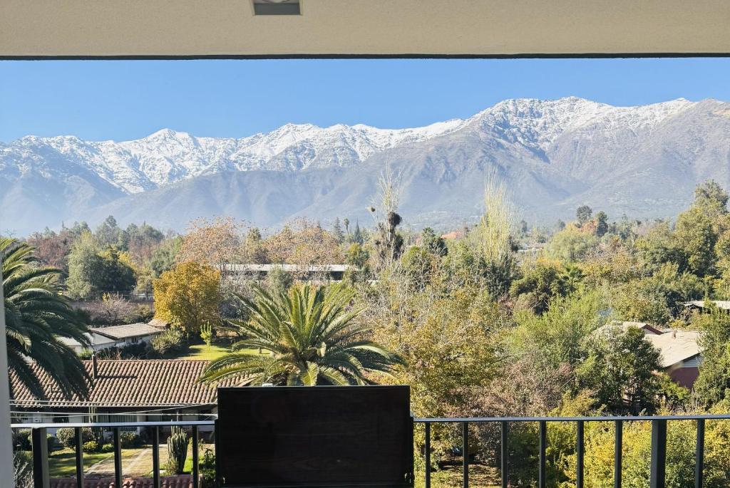 Vom Balkon eines Hauses genießen Sie Bergblick. in der Unterkunft Departamento vista cordillera alto la florida in Santiago