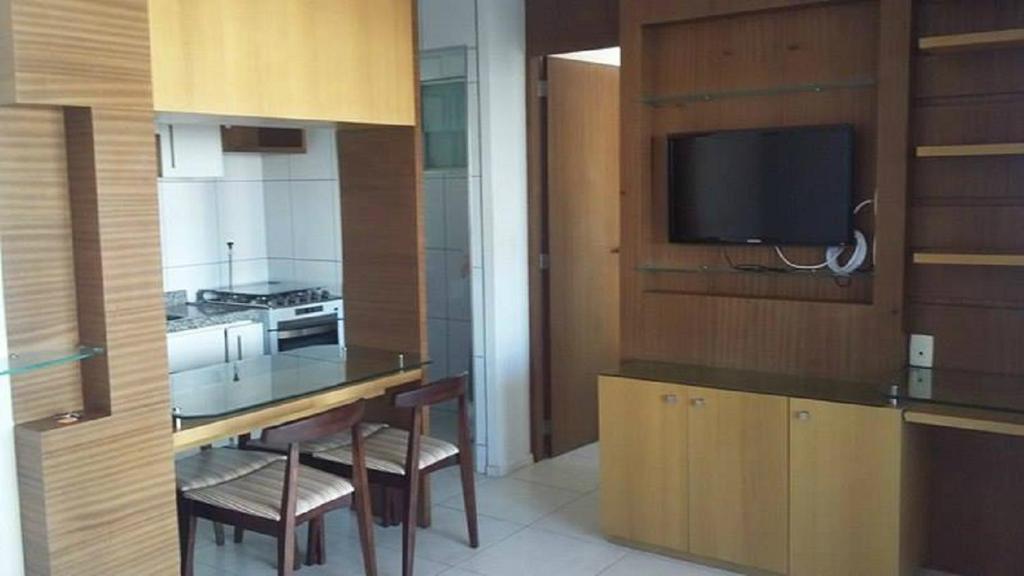 cocina con mesa y TV en Flat Studio Iracema apto 602, en Fortaleza