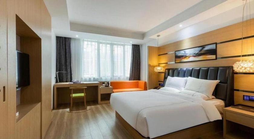 Ένα ή περισσότερα κρεβάτια σε δωμάτιο στο Wuxi Zenmore Hotel