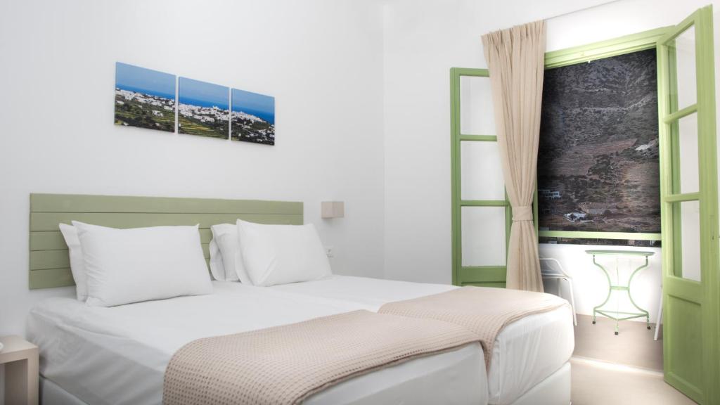 Postel nebo postele na pokoji v ubytování Xerolithia Land