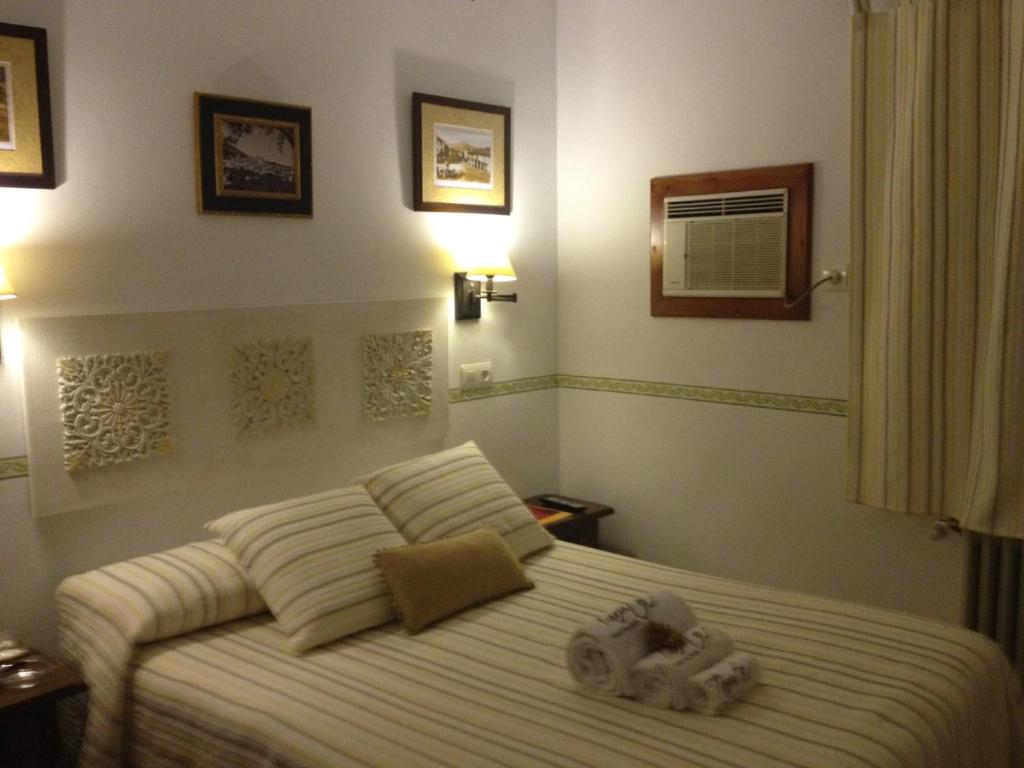 Łóżko lub łóżka w pokoju w obiekcie Hostal Alba Taruta
