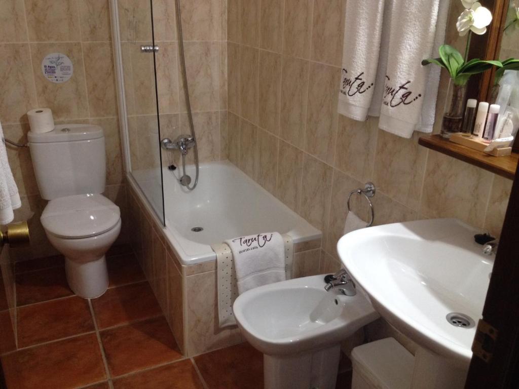 Łazienka w obiekcie Hostal Alba Taruta
