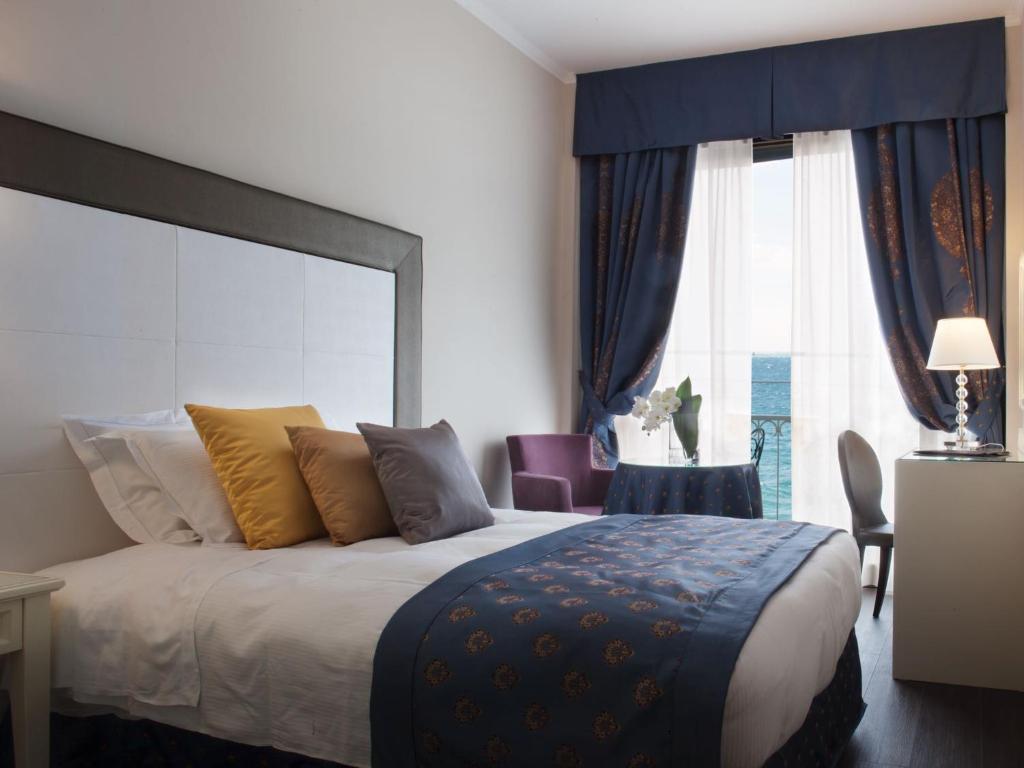 Postel nebo postele na pokoji v ubytování Grand Hotel Gardone