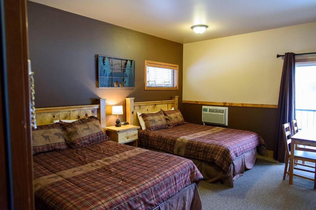 a hotel room with two beds and a window at Leavenworth Camping Resort Lakeview Lodge 2 in Leavenworth