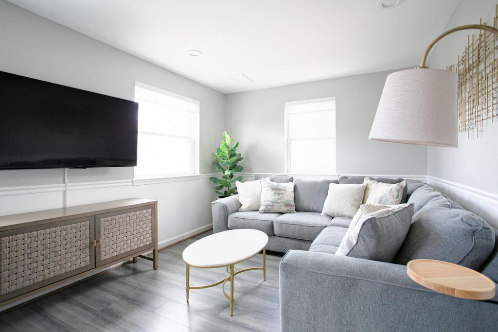 Μια τηλεόραση ή/και κέντρο ψυχαγωγίας στο Luxury 3-BR & Free Parking - 6-minutes to Monuments