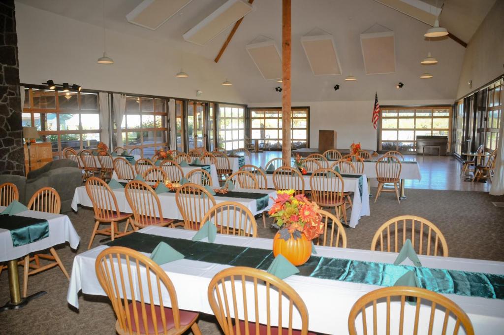 Restaurace v ubytování Bend-Sunriver Camping Resort 24 ft. Yurt 9