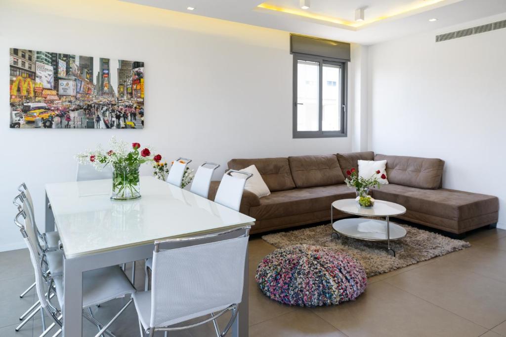 sala de estar con sofá y mesa en Comfort 3BR & Balcony in City Center by FeelHome, en Tel Aviv
