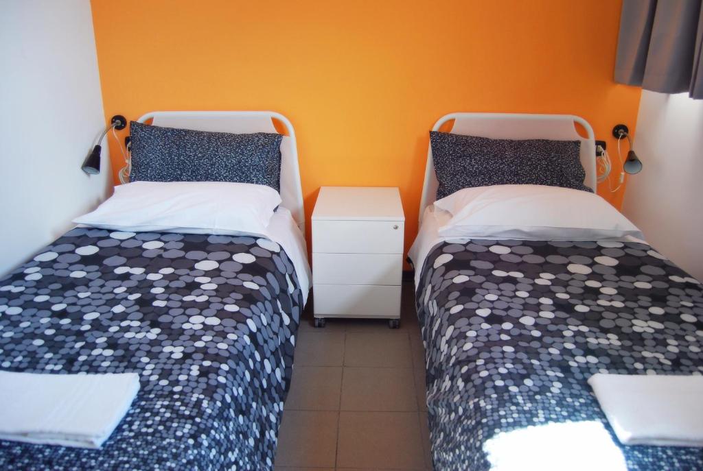 Una cama o camas en una habitación de Mio Hostel