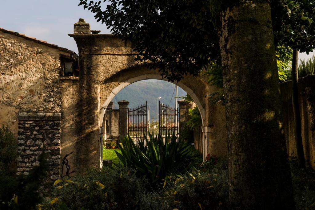 an archway in a stone building with a fence at Villa de Winckels in Tregnago