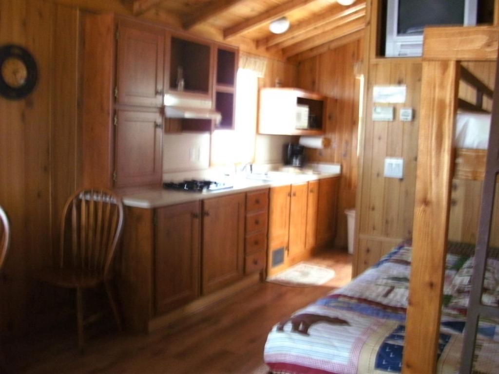 Majoituspaikan Bend-Sunriver Camping Resort Studio Cabin 6 keittiö tai keittotila