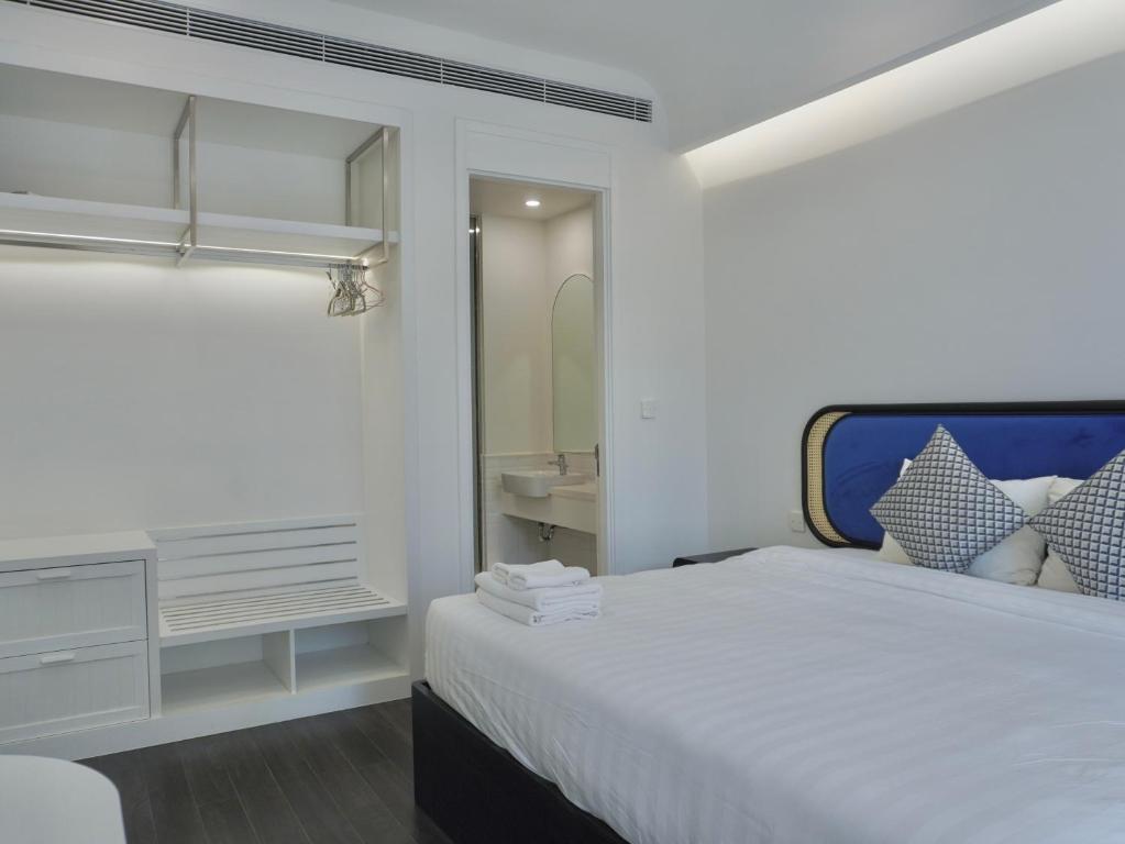 Giường trong phòng chung tại Sunset town Phú Quốc