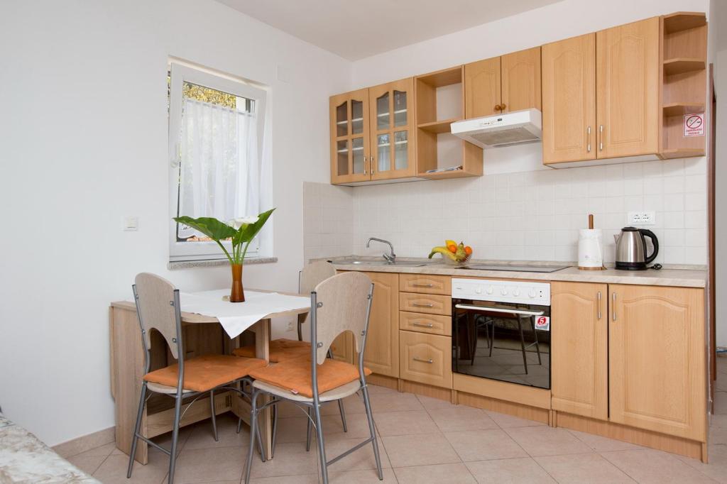 Kuchyňa alebo kuchynka v ubytovaní Apartmani Ve-Ro