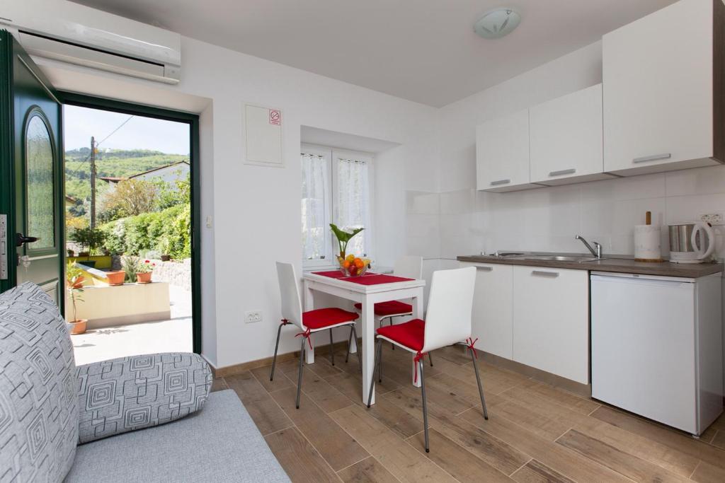 Kuchyňa alebo kuchynka v ubytovaní Apartmani Ve-Ro