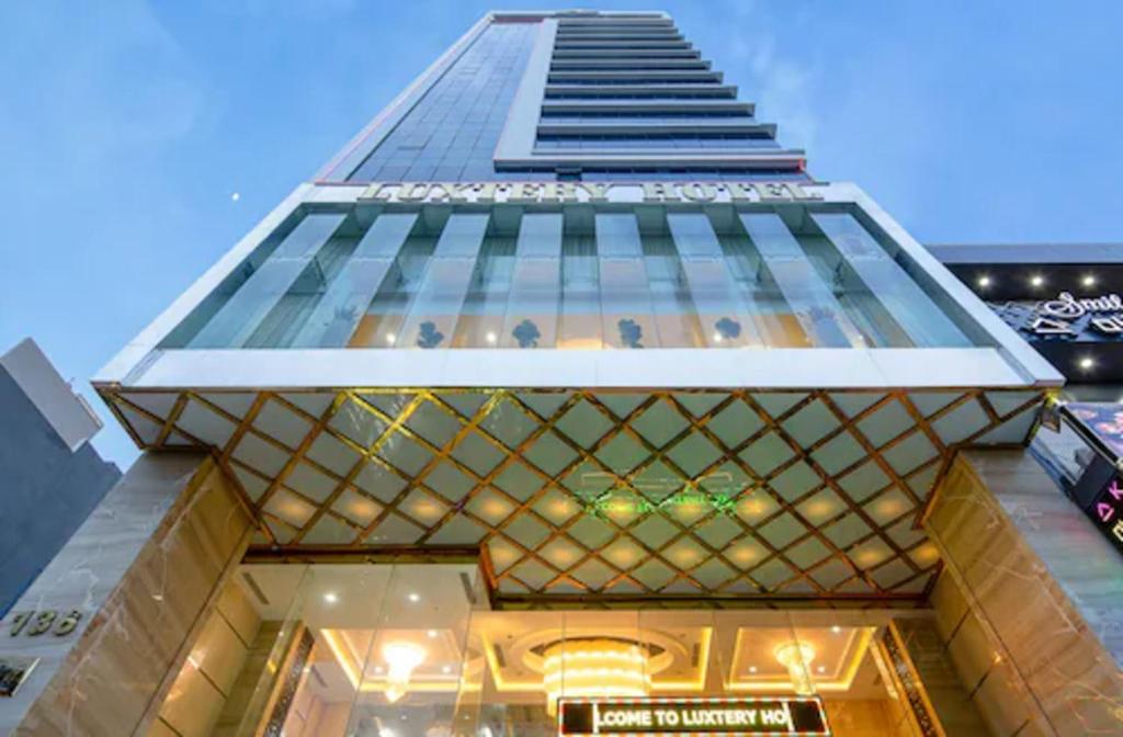 Un rascacielos alto con un edificio en Luxtery Hotel, en Da Nang