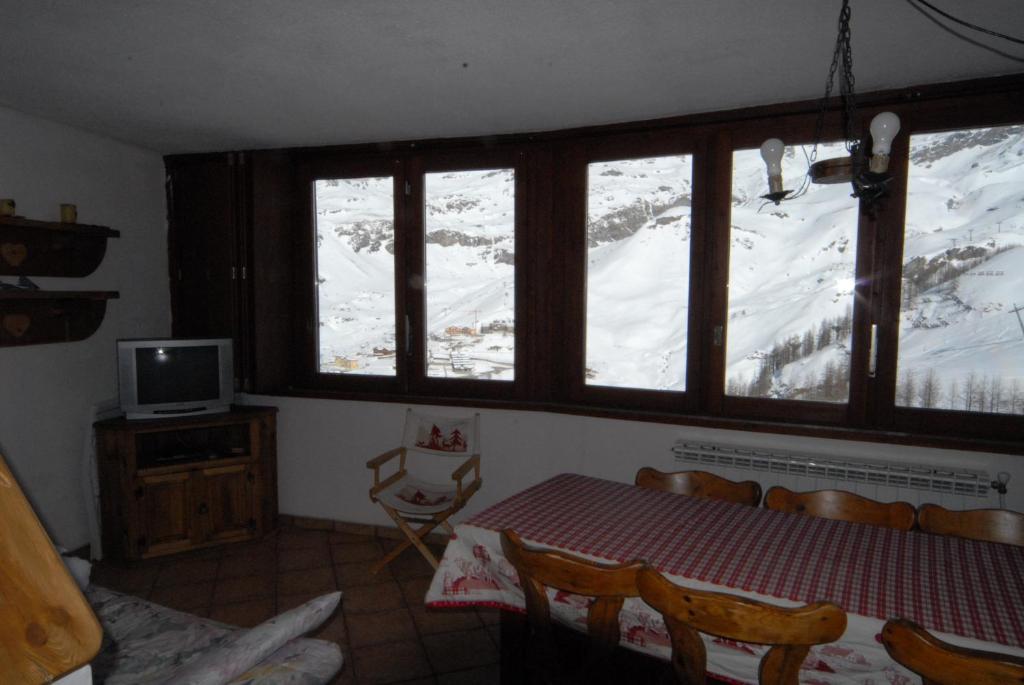 Telewizja i/lub zestaw kina domowego w obiekcie La Coquille Apartment