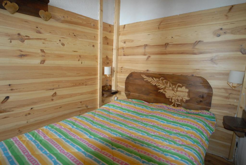 Łóżko lub łóżka w pokoju w obiekcie La Coquille Apartment