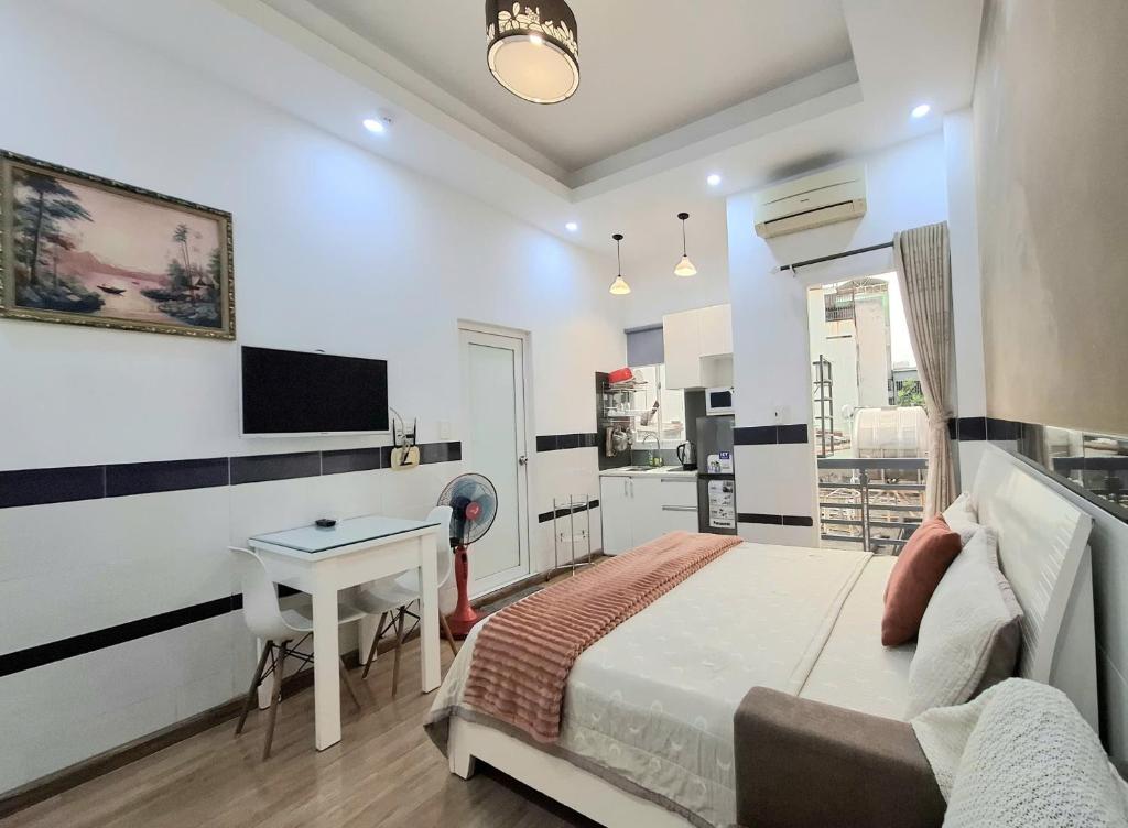 una camera da letto con un letto e una scrivania di Saigon Apartments 2 ad Ho Chi Minh