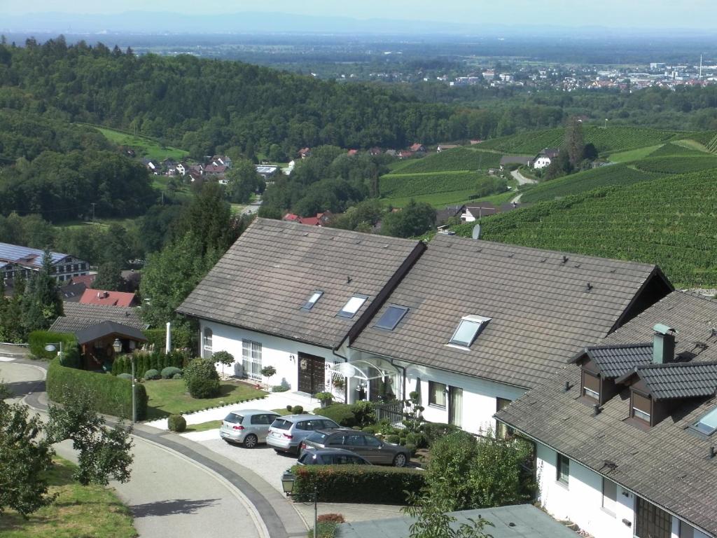 una vista aérea de una casa con coches aparcados en una entrada en Landhaus Schoenen en Sasbachwalden