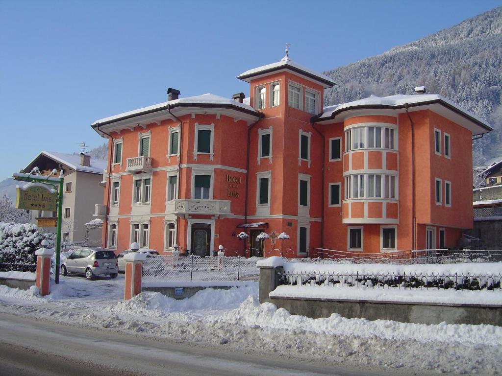 Nespecifikovaný výhled na hory nebo výhled na hory při pohledu z hotelu