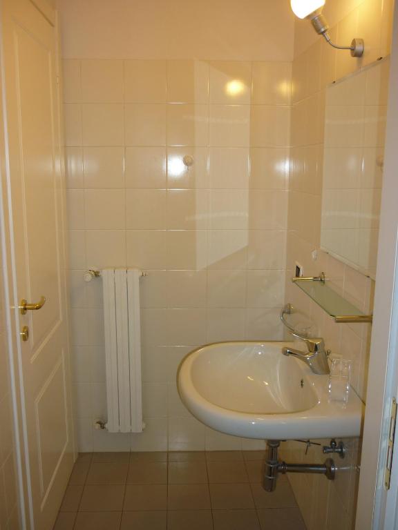 A bathroom at IL CASTELLO HOSTEL BOUTIQUE