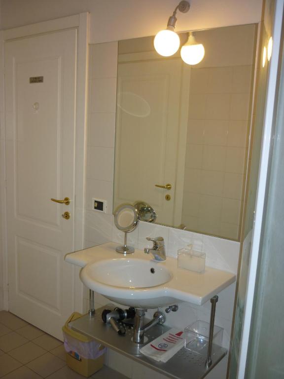A bathroom at IL CASTELLO HOSTEL BOUTIQUE
