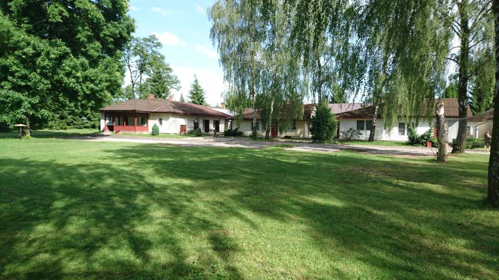 a large yard with a house and a tree at Ośrodek Wypoczynkowy Duet in Zamość