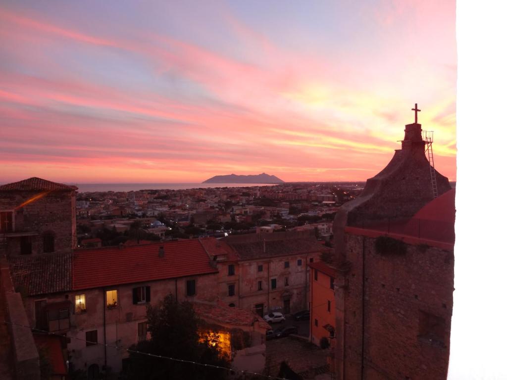 un coucher de soleil sur une ville avec une croix dans un bâtiment dans l'établissement Torrione San Giovanni I, à Terracine