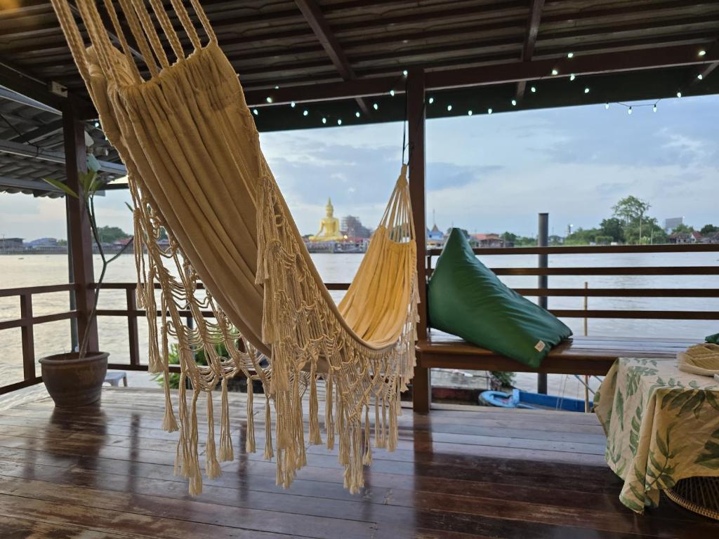 una hamaca con vista al río en Sabai Sabai House Koh Kret, en Ban Laem Yai