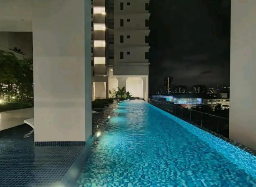 Bazén v ubytování Relax Dreamy Staycation with Parking & Wi-Fi - MSuite at Bandar Manjalara, Near Desa ParkCity, Arkadia & Eateries nebo v jeho okolí