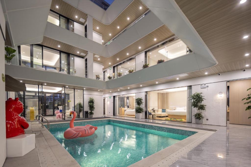 Πισίνα στο ή κοντά στο 三亚纯一公寓酒店Chunyi Stay Yalong Bay Design apartment