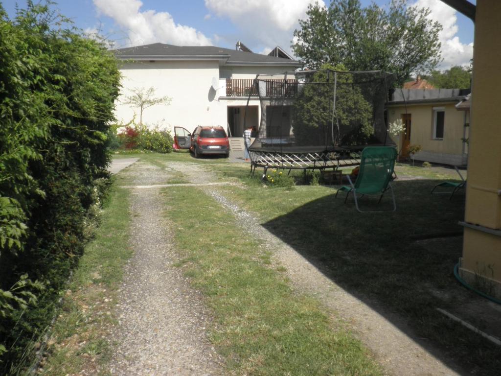 einen Hof mit einer Bank und einem Haus in der Unterkunft Dom v Záhrade in Podhájska