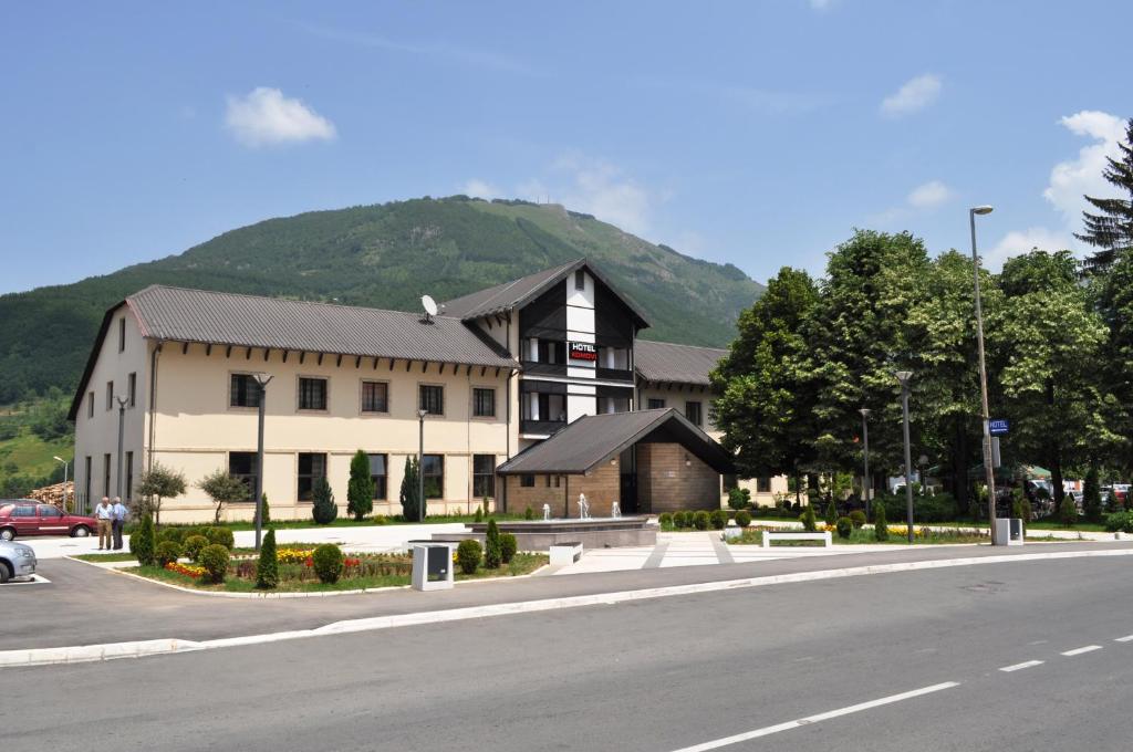 Nespecifikovaný výhled na hory nebo výhled na hory při pohledu z hotelu