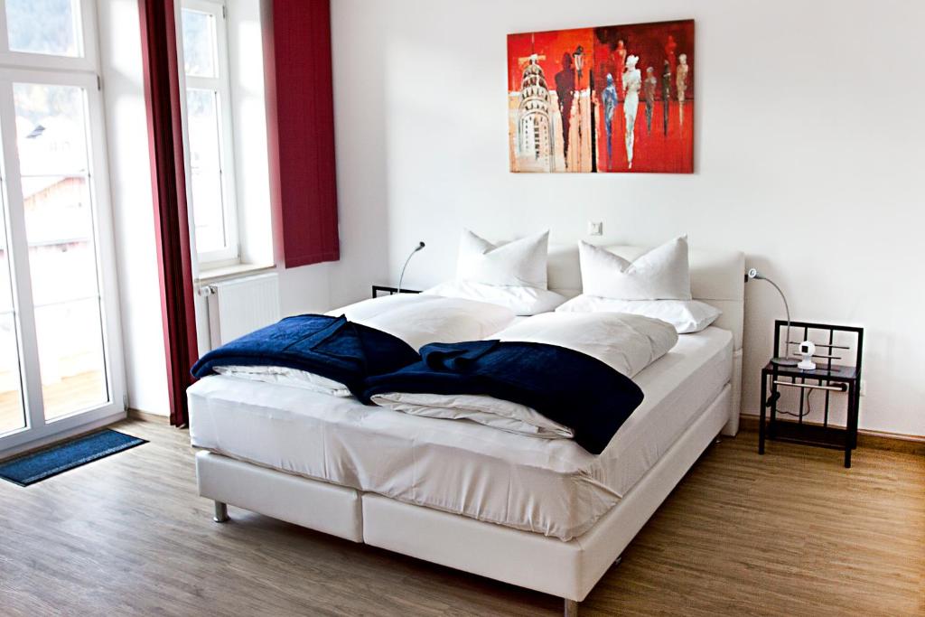 Postel nebo postele na pokoji v ubytování Hotel Garni Ammergauer Hof