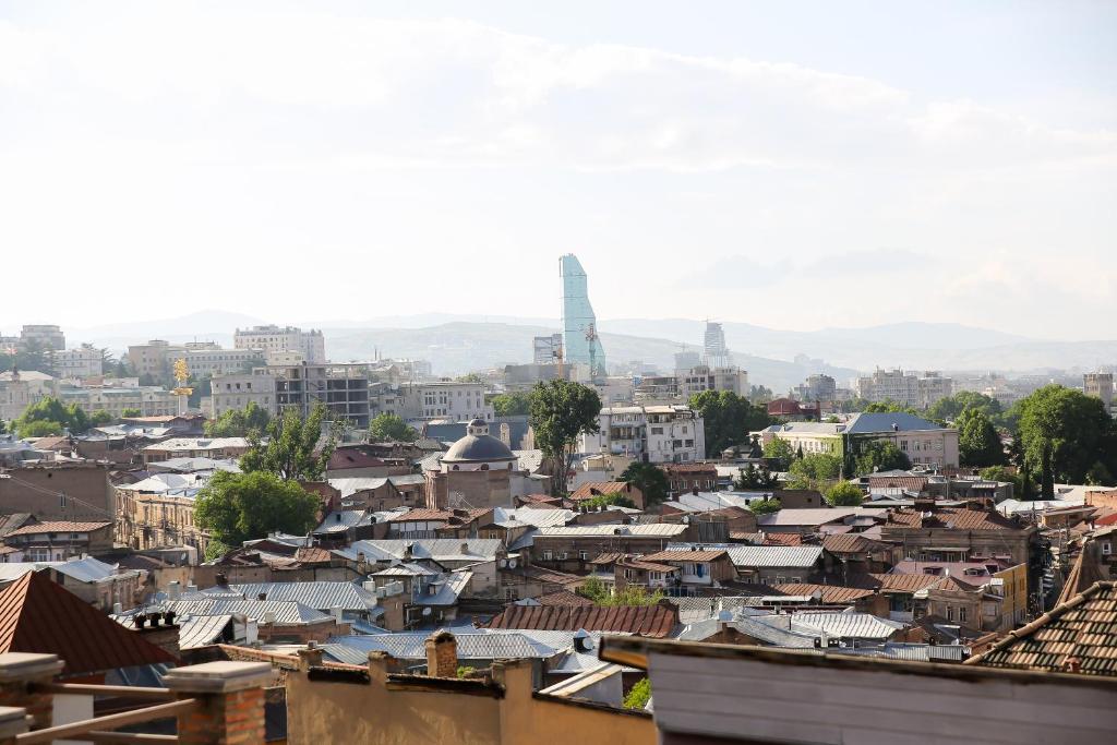 Nespecifikovaný výhled na destinaci Tbilisi nebo výhled na město při pohledu z apartmánu