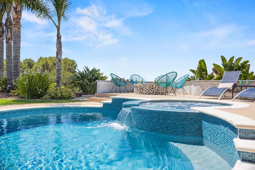オーシャンサイドにあるSoCal Gem Pool, Spa, Games, and Scenic Viewsの椅子とヤシの木のあるプール