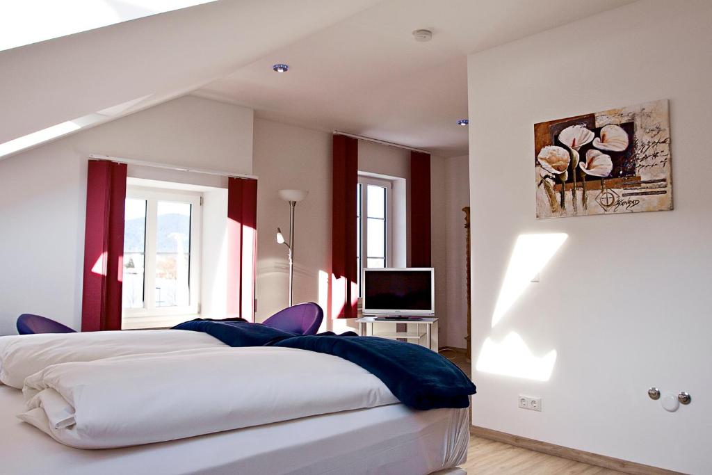 Postel nebo postele na pokoji v ubytování Hotel Garni Ammergauer Hof