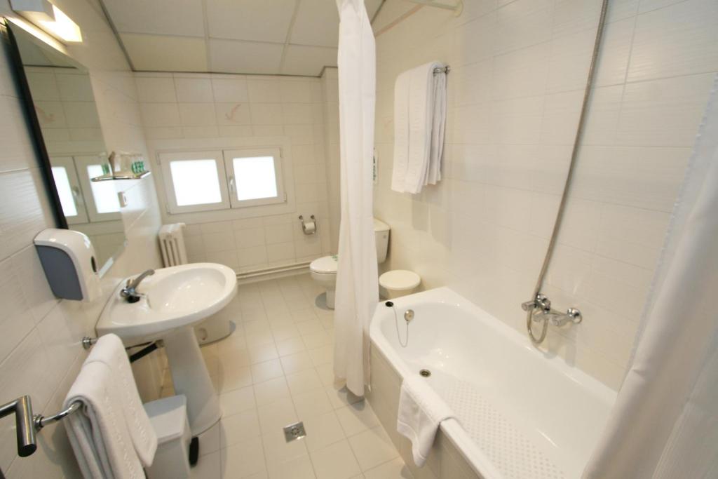 A bathroom at Hotel Pyrénées